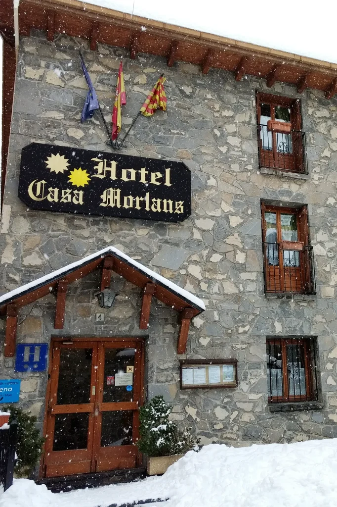 Casa Morlans en Panticosa Huesca puerta de entrada